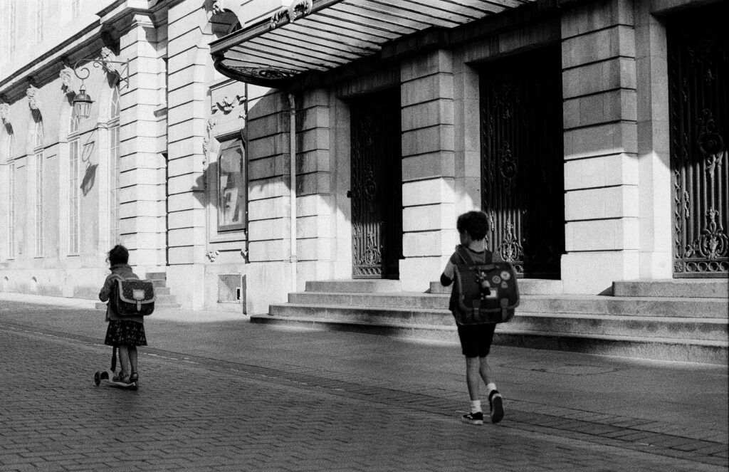 Children with school bags walking to class, symbolizing families moving to Spain and choosing schools in Valencia